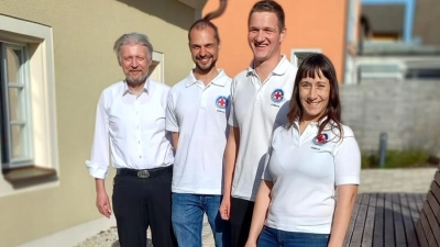 Das Führungs- und Ausbildungsteam der Wasserwacht Plößberg: (von rechts) Jugendleiterin und Ausbilderin Schwimmen Tamara Helgert, Vorsitzender und Ausbilder Rettungsschwimmen Maximilian Kraus und Technischer Leiter und Ausbilder Erste Hilfe Matthias Konrad mit Bürgermeister Lothar Müller. (Bild: Wasserwacht Plößberg/exb)