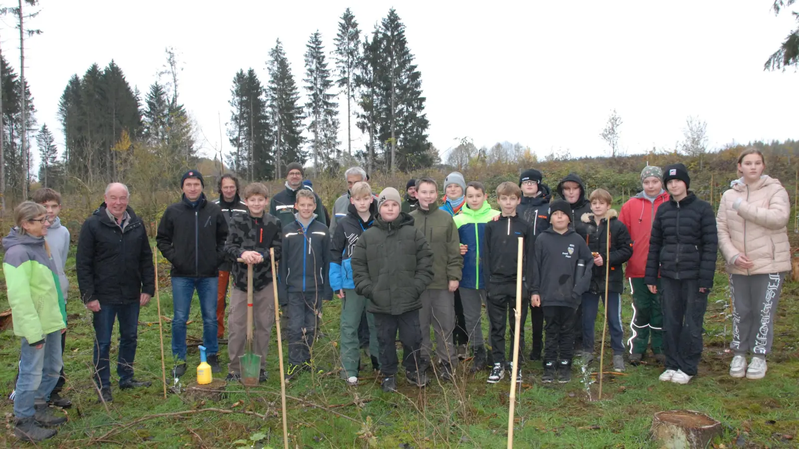 Nach der Baumpflanzaktion präsentieren die Schülerinnen und Schüler der Kümmersbrucker Mittelschule stolz das Ergebnis ihrer Arbeit  (Bild: Florian Fuchs)