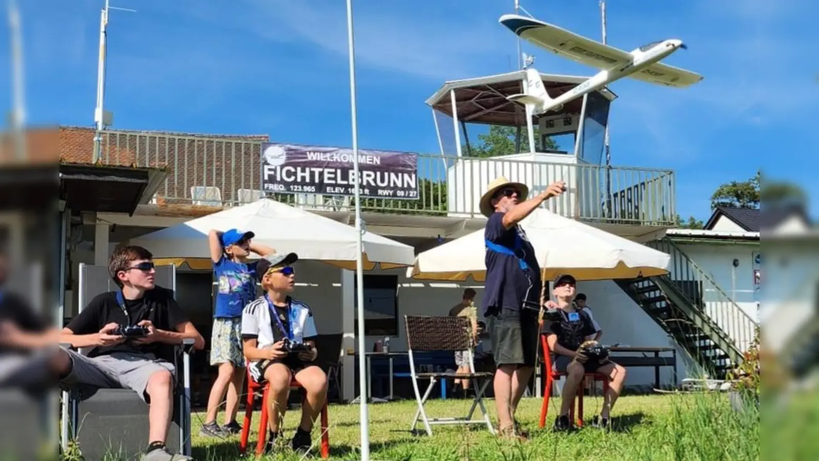 Der Fluglehrer startet ein Schulflugzeug. (Bild: Peter Ostermann)