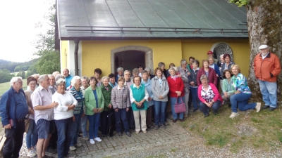  Die Wallfahrer vor der Kapelle Schönbuchen. (Bild: Annemarie Mösbauer)