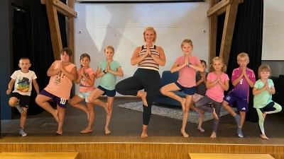 Die teilnehmenden Kinder vom 5. September mit Yogalehrerin Belinda Hoyer bei der Yogaposition „Der Baum”. (Bild: Jessica Patz)