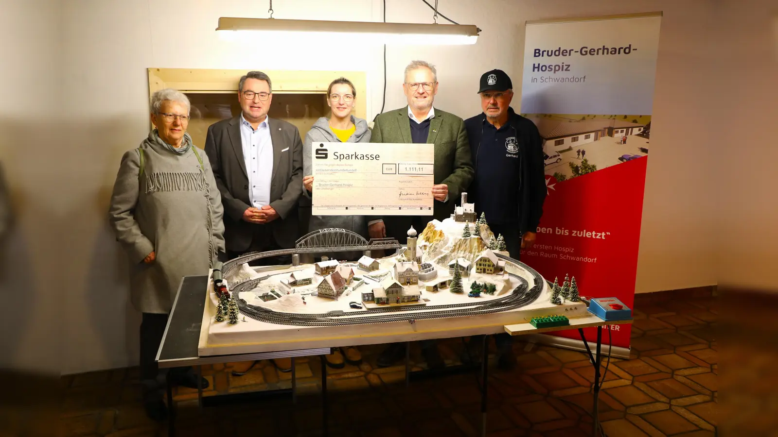 Andreas Feller (Zweiter von rechts) und Gerhard Maier (rechts) übergeben den Spendenscheck für das Bruder-Gerhard-Hospiz der Johanniter.<br><br> (Bild: Paul Bürcky/exb)