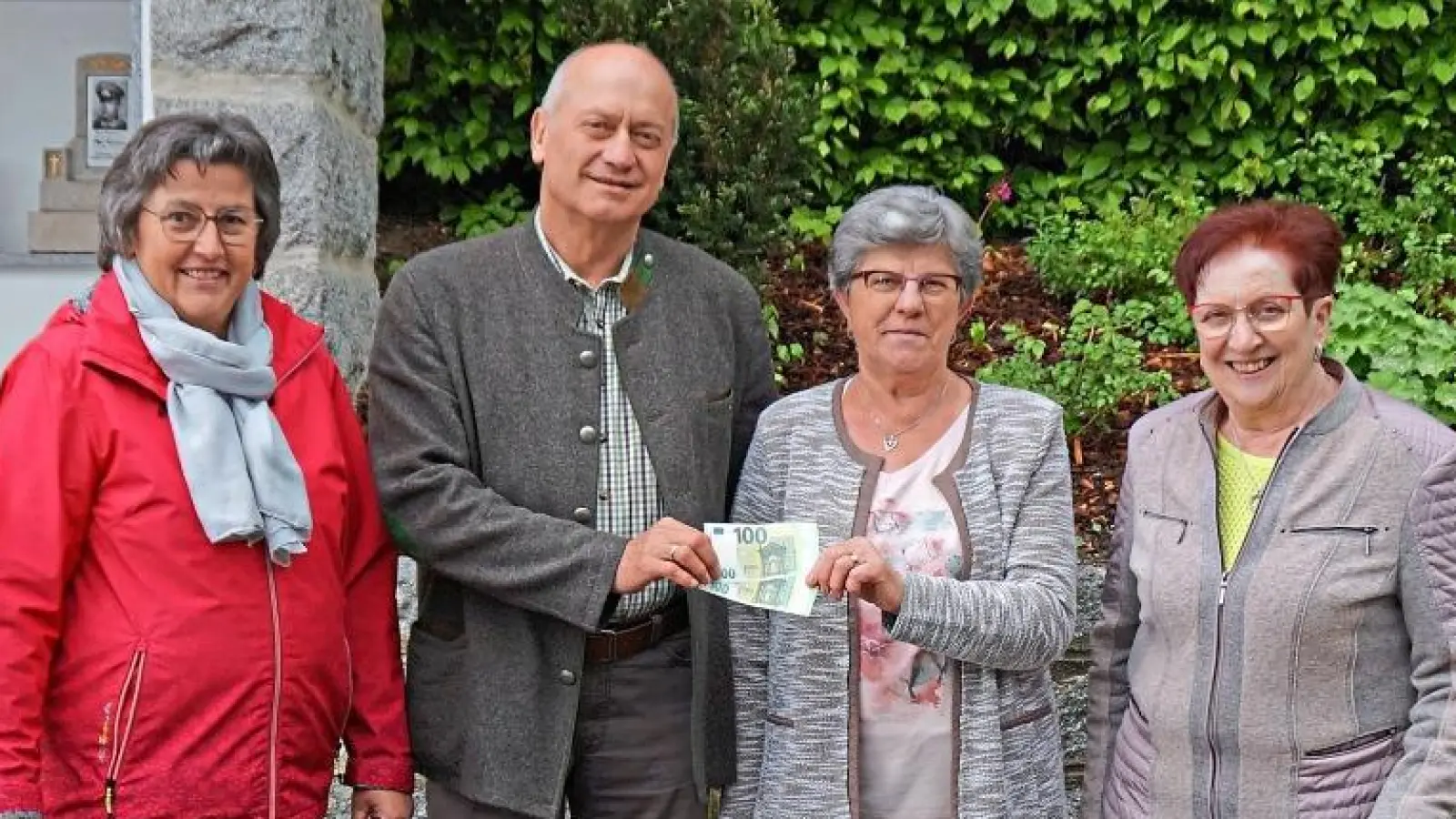 Vorstandsteam bei der Spendenübergabe an den Bürgermeister Walter Schauer<br>v. r. Rosina Reimer, Kathi Zientarra, Rosmarie Schauer (Bild: Rosmarie Schauer)