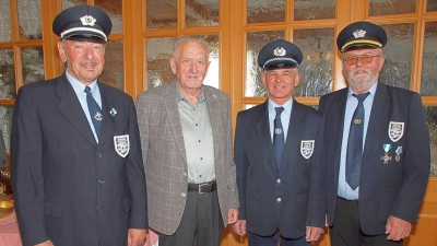Die Krieger- und Soldatenkameradschaft Weiding gratulierte ihrem Ehrenmitglied Johann Rosenmüller zu seinem 85. Geburtstag. (Bild: Christa Bucher)