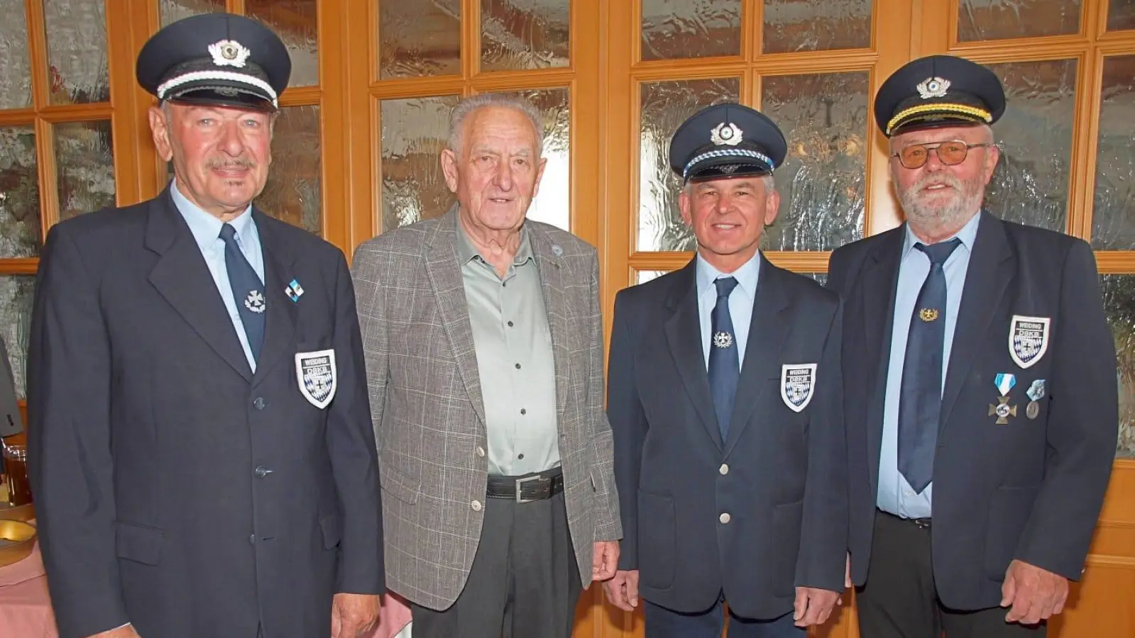 Die Krieger- und Soldatenkameradschaft Weiding gratulierte ihrem Ehrenmitglied Johann Rosenmüller zu seinem 85. Geburtstag. (Bild: Christa Bucher)