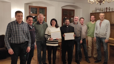 Beim letzten Treffen überreichte das Team des Reparatur-Kaffees Pfreimd die Spenden an die 1. Vorsitzende der Sing- und Musikschule Pfreimd Kathrin Mertins (6. v.r.) und an Stadtpfarrer Herrn Pater Georg Paramphilthadathil (5. v.r.). (Bild: Birgit  Plonner)