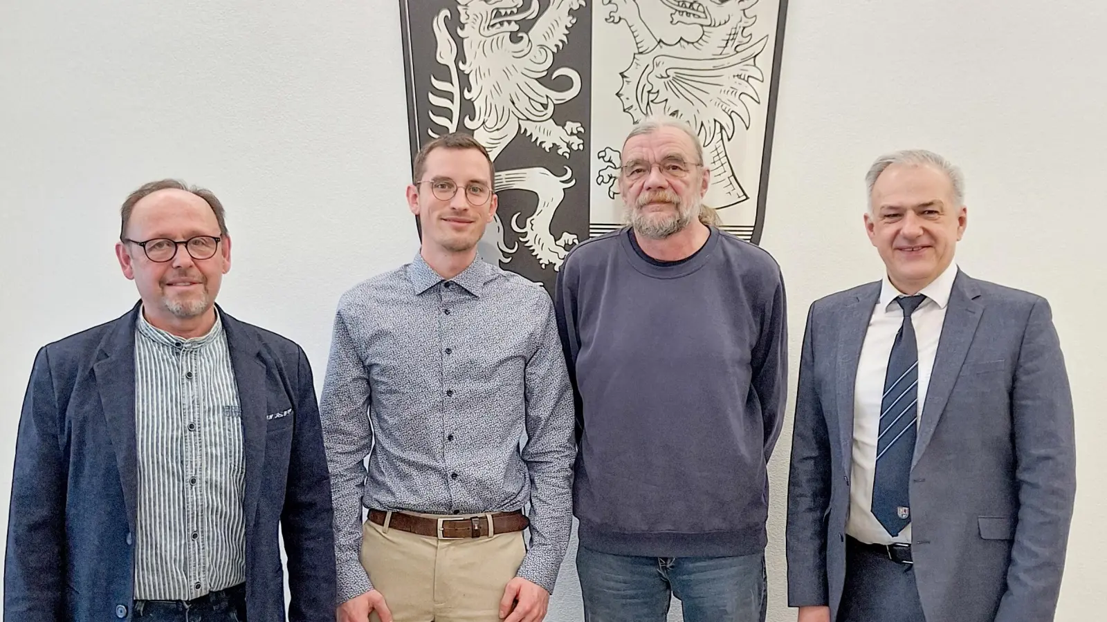 Von links im Bild: Personalrat Richard Schiedeck, der neue Leiter der Deponie Steinmühle Andreas Meyer, der verabschiedete Peter Förster und Landrat Roland Grillmeier. (Bild: Fabian Polster)