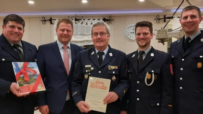 Albert Fröhlich ist neues Ehrenmitglied der Feuerwehr Großensterz. Auf dem Bild (von links) Vorsitzender Matthias Burger, Bürgermeister Stefan Grillmeier, Ehrenmitglied und Kreisbrandmeister a. D. Albert Fröhlich, Kommandant Andreas Meierhöfer und Zweiter Vorsitzender Martin Göhl. (Bild: Feuerwehr Großensterz/exb)