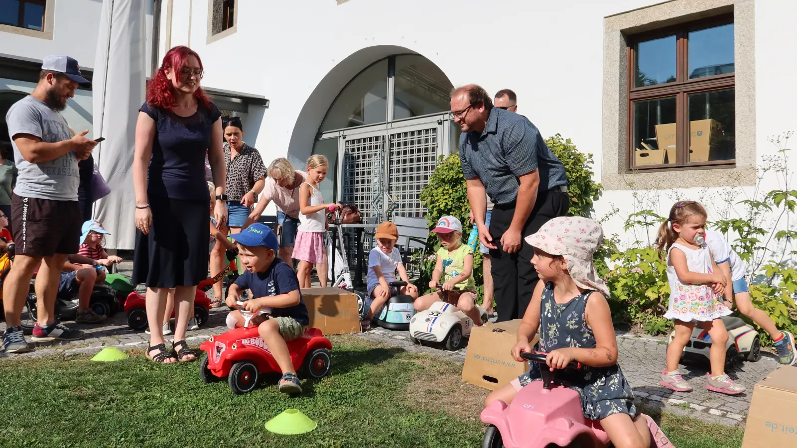 Nach dem Kinobesuch ging&#39;s runter in den Innenhof der Regionalbibliothek zum Autorennen.  (Bild: Kunz)