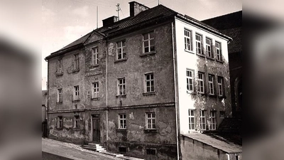 Ehemaliges Schulhaus in Konnersreuth neben der Pfarrkirche erbaut in den Jahre 1820 - 1823, wurde im Jahre 1988 abgerissen wegen dem Neubau der Sakristei (Bild: Historischer Arbeitskreis Max Bindl )