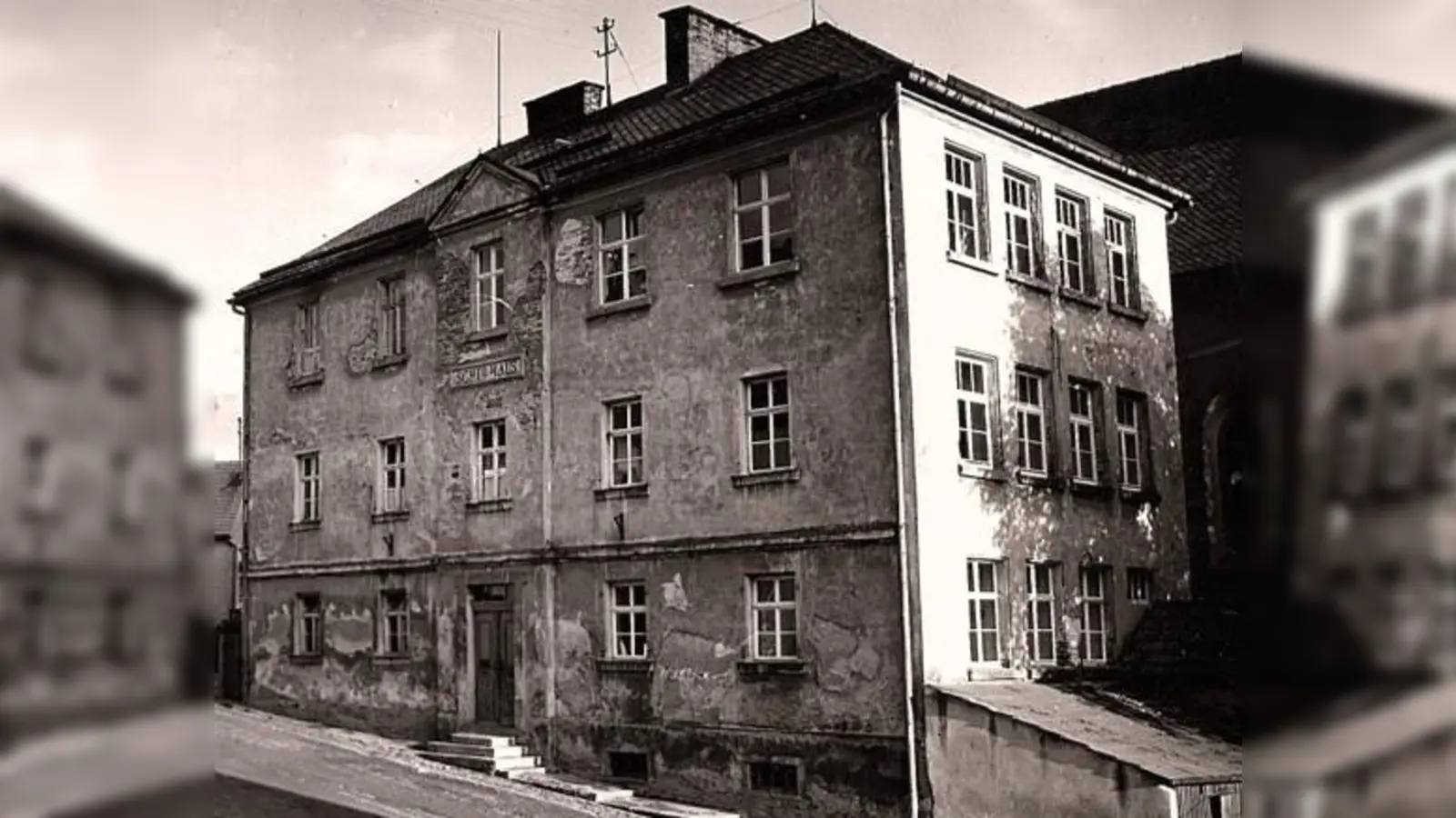 Ehemaliges Schulhaus in Konnersreuth neben der Pfarrkirche erbaut in den Jahre 1820 - 1823, wurde im Jahre 1988 abgerissen wegen dem Neubau der Sakristei (Bild: Historischer Arbeitskreis Max Bindl )