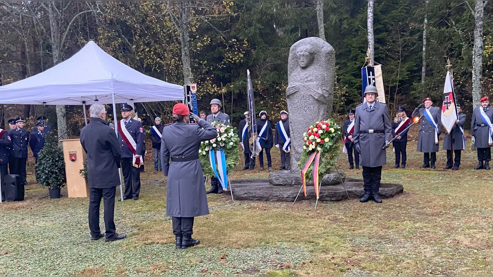 Frau Hauptmann Katrin Niederdräing und Bürgermeister Thomas Meiler bei der Kranzniederlegung am Volkstrauertag (Bild: cro)