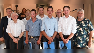 Ehrung der neuen Gesellen der Bau-Innungen. Unser Bild zeigt (von links) Stefan Braun, Josef Meier, Bernd Kopp, Dominik Meißner, Bernd Hüttl (Prokurist Baustoffe Meier GmbH), Matthias Vogl, Kreishandwerksmeister Dietmar Lenk, Sebastian Bauer und Innungsobermeister Wolfgang Hummel. (Bild: Gerhard Franz)