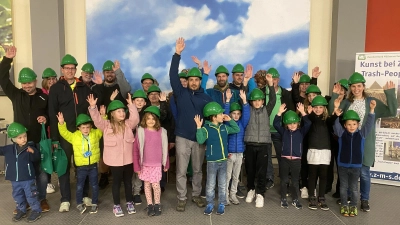 Sichtlich Spaß hatten sowohl die kleinen als auch die großen Besucher beim Rundgang über das Gelände des Müllkraftwerk Schwandorf, bei dem man alle wichtigen Einrichtungen vor Ort besichtigen konnte. (Bild: Stefan Karl)