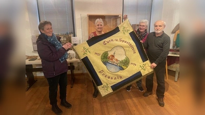 Kornelia Heinl (von links), Bärbl Zankl, Elisabeth Murr und Wunibald Heinl präsentieren die Vereinsfahne des TSV Pressath. (Bild: Eckhard Bodner)