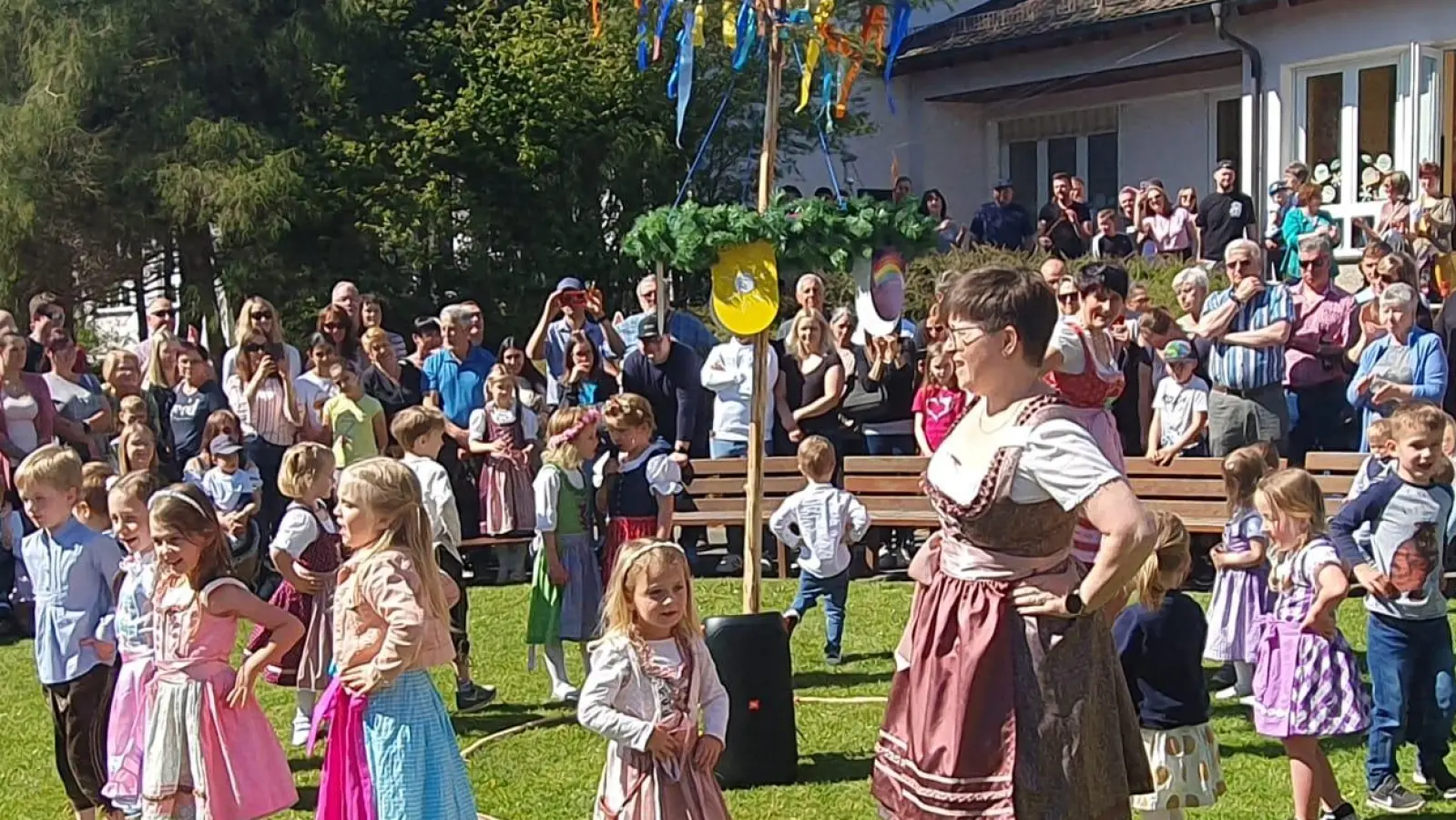 Die Kleinen des Kindergartens St. Martin tanzen fröhlich um den Maibaum. (Bild: mas)