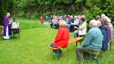 Gemeinsam feierten Gläubige der Pfarreiengemeinschaft Hirschau/Ehenfeld Gottesdienst beim Weiher an der Hölzlmühle. (Bild: Fritz Dietl)