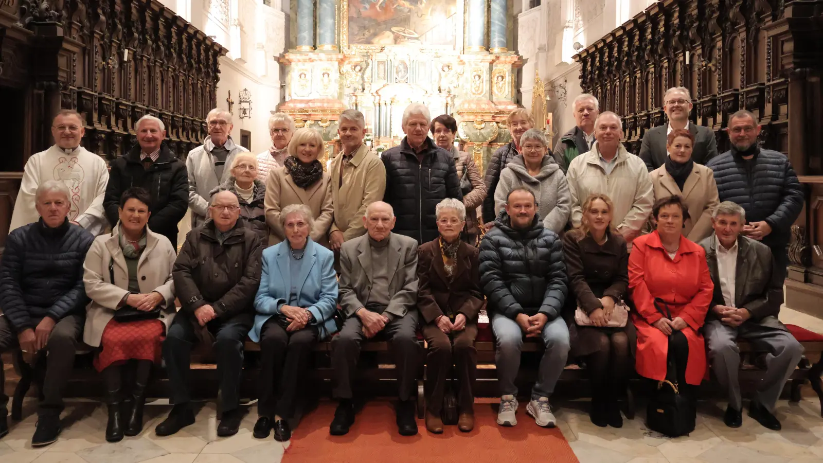 Die Ehejubilare der Pfarrei St.Georg Amberg mit Stadtpfarrer Markus Brunner (2. Reihe links) und Pfarrgemeinderatssprecher Michael Suttner (3. Reihe rechts) (Bild: Manuela Suttner)