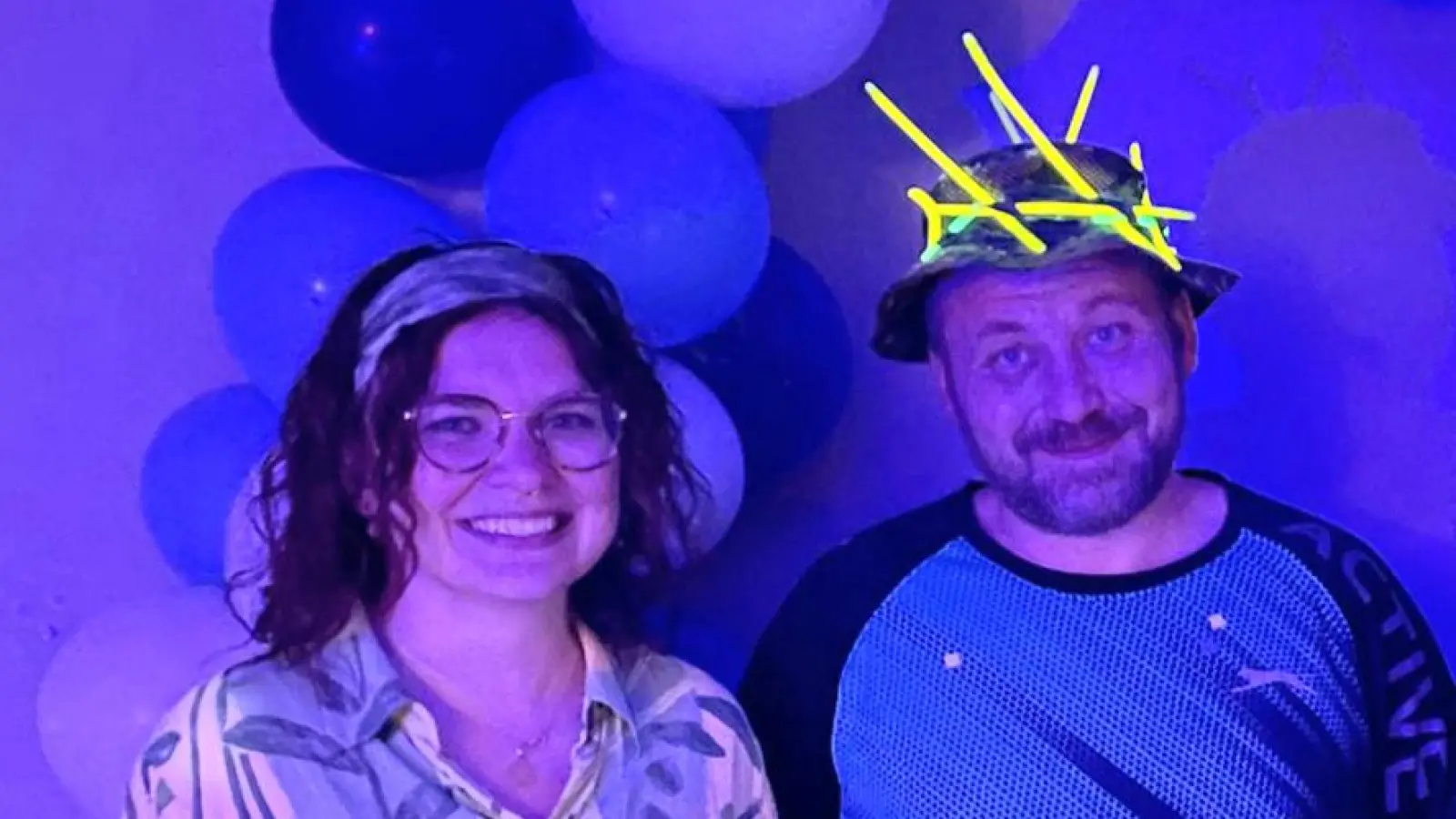 Bunte Lichter und aktuelle Chart-Hits sorgten für die richtige Atmosphäre bei der Jugenddisko in Kümmersbruck. Mit dabei waren auch Leonie Böhnke und Christopher Weiss vom Team der Gemeindlichen Jugendpflege. (Bild: Emma Schlaffer )