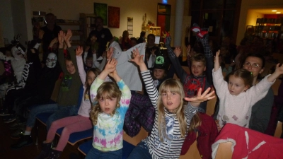 Die Kinder machen begeistert mit beim Puppentheaterstück „ Der Waldgeist” (Bild: bk)