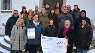 Eine Spende in Höhe von 2100 Euro für die Aktion Feuerkinder erhielt Dr. Annemarie Schraml (erste Reihe, Zweite von rechts) vom Chor „Grazie A Dio“ mit Leiterin Michaela Burger (erste Reihe, Zweite von links). Das Geld kam beim Benefizkonzert Anfang November zusammen.  (Bild: jr)