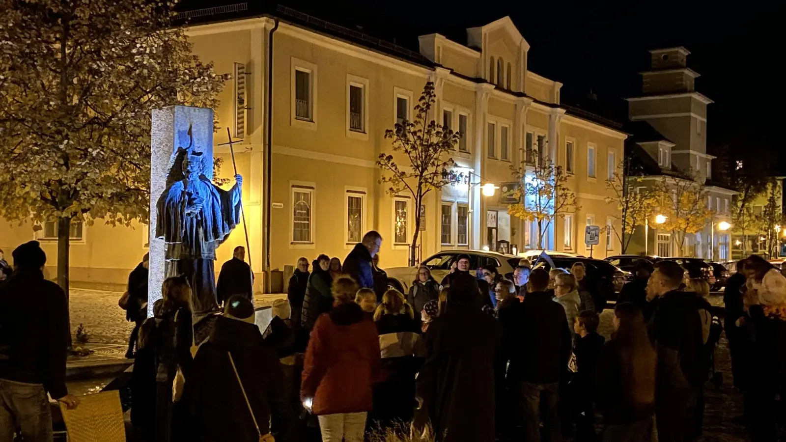 Unter dem Motto „Halloween - das Original” stand eine Nachtwanderung durch Waldsassen. Besucht wurden die Standorte von Heiligen-Figuren. (Bild: Markus Scharnagl/exb)