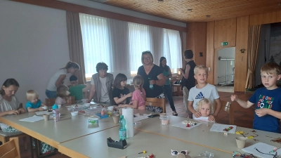 Die Kinder beim Ferienprogramm im Bücherstadl. (Bild: Gisela Kuhbandner)