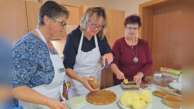 Auch der Erlös des Ausbutterns ging in den Spendentopf. (Bild: Gisela Kuhbandner)