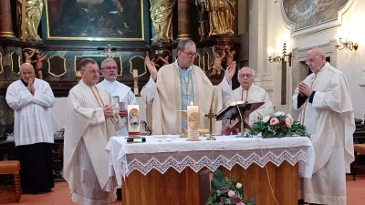 Den Wallfahrtsgottesdienst in Maria Kulm feierte Weihbischof Dr. Josef Graf zusammen mit Regionaldekan Markus Brunner, Pfarrer Andreas Hanauer, Pater Milan Kucera und Diakon Georg Lindner mit den Wallfahrern. (Bild: Margret Lukas-Fuchs)