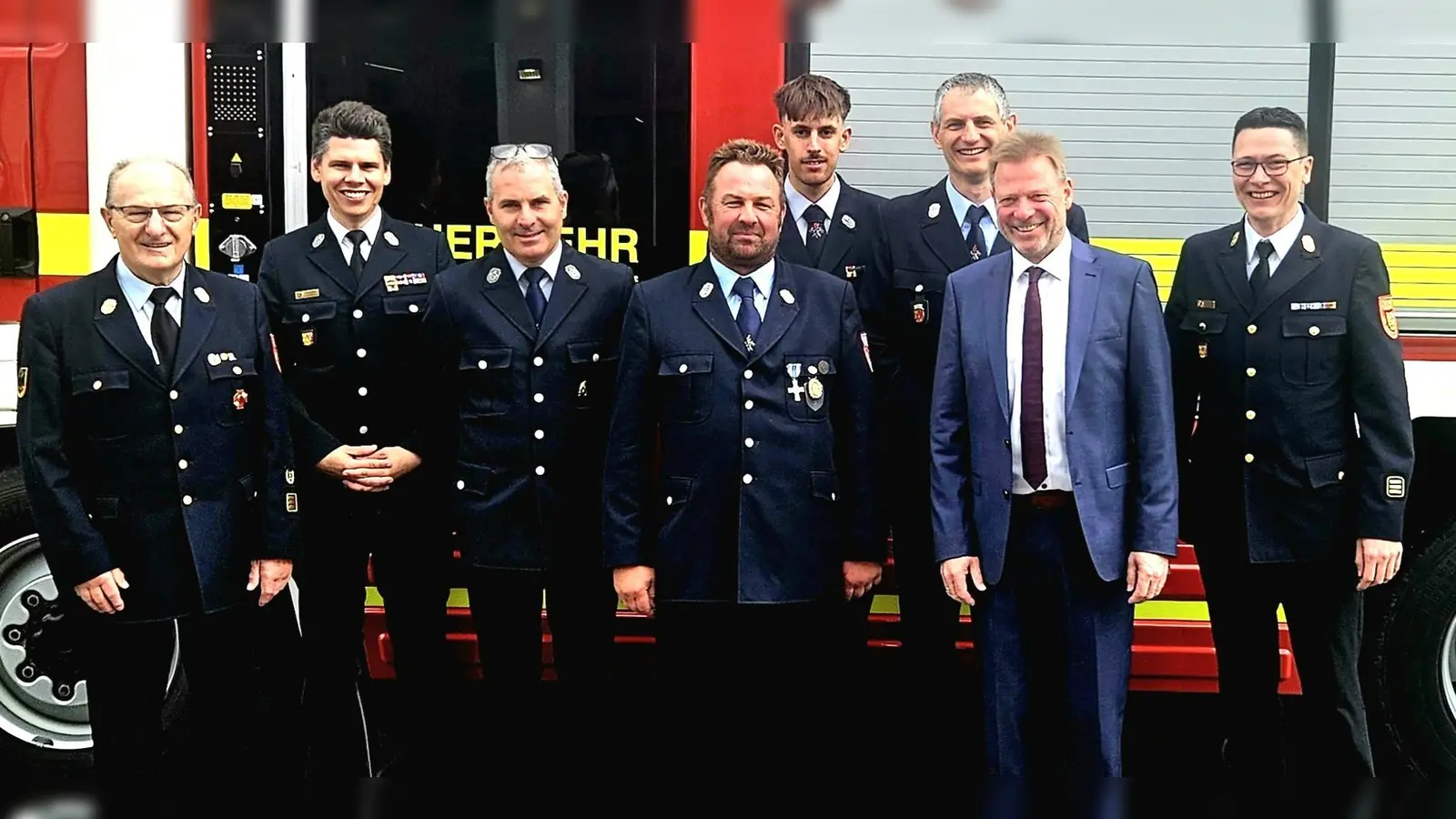 Es gab Ehrungen beim Florianstag in Freudenberg. (von links) Ehrenkreisbrandinspektor Hubert Blödt, KBM Dominik Ernst, Michael Schneider, Reinhard Amann, Andreas Batek, Federführender Kdt Peter Meßmann, Bürgermeister Alwin Märkl, KBI Armin Daubenmerkl (Bild: Armin Daubenmerkl)
