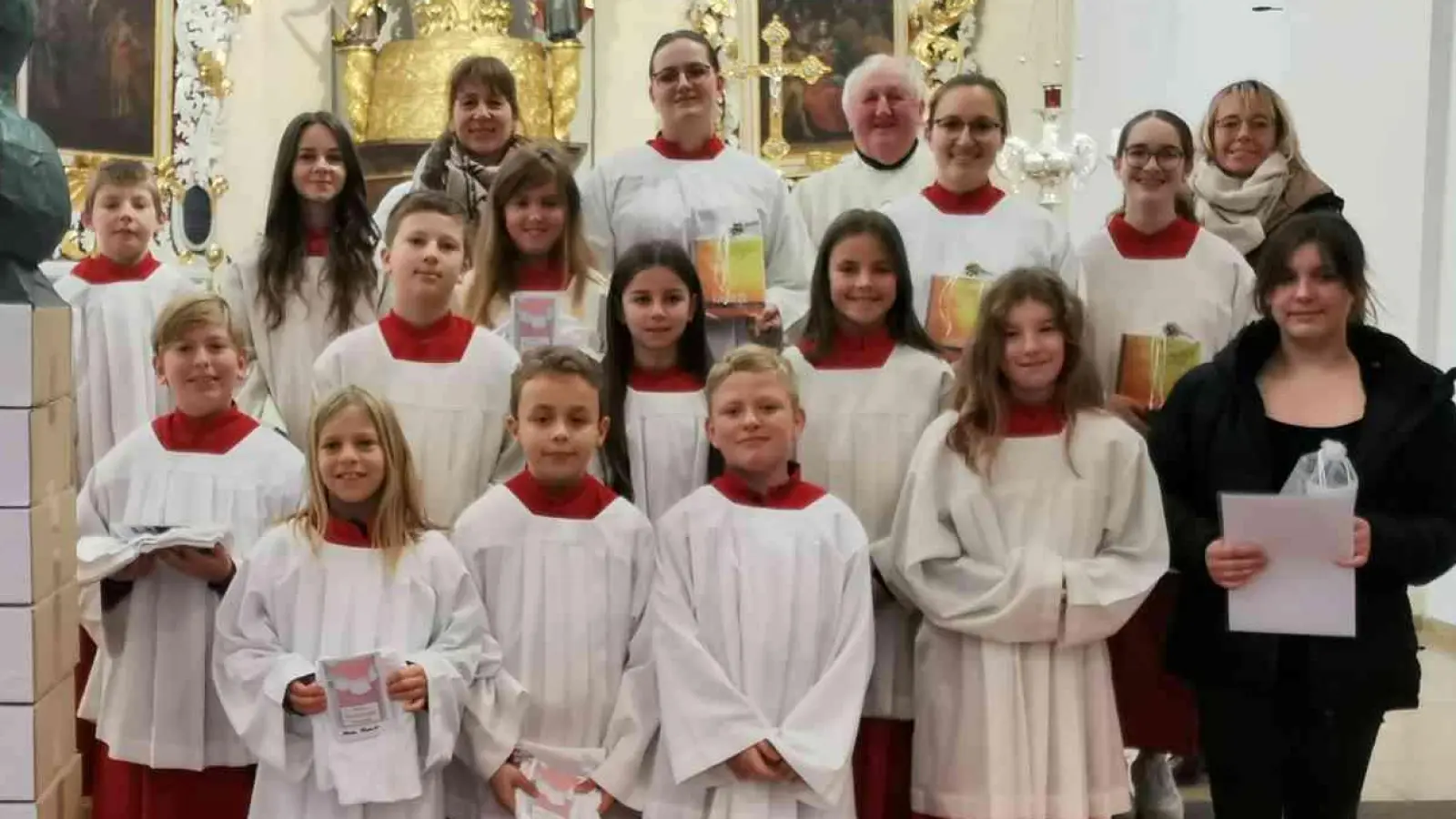 Pfarrer Erwin Bauer begrüßt mit Kirchenrätin Nicola Hummer und Pfarrgemeinderätin Manuela Klug die neuen Ministranten mit den Mini-T-Shirts und dankte den Oberminis mit Geschenken. (Bild: gz)