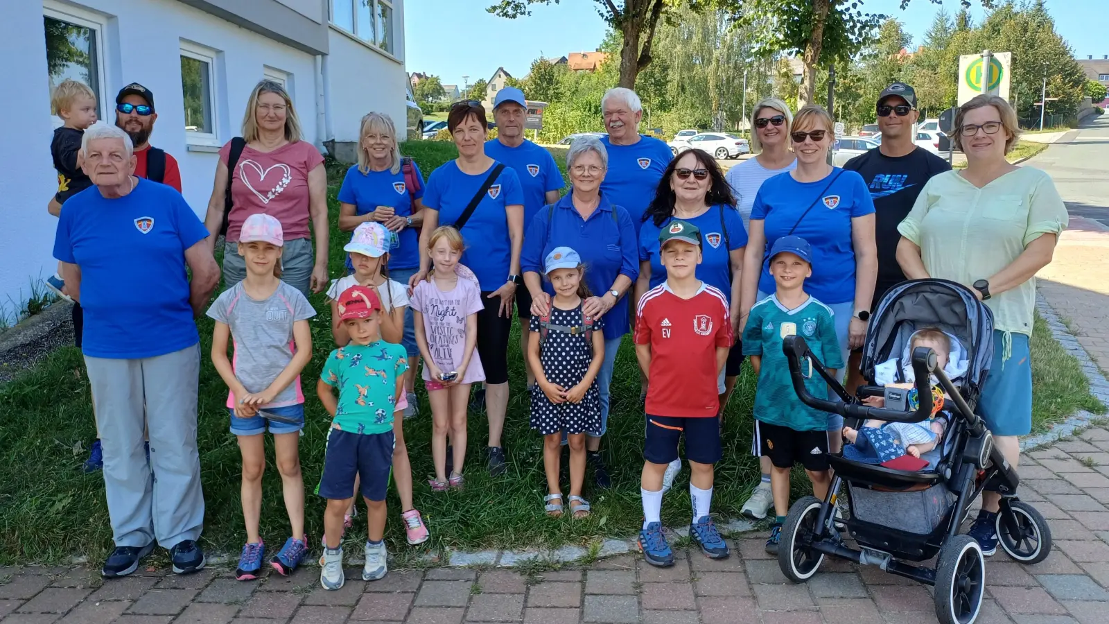 Kinder mit Eltern und Begleitern  (Bild: Stephan Schmidt)