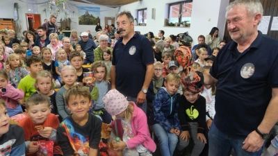 Kasperl einmal ganz nah sehen und erleben zu dürfen, ist für die Kinder bei der Auftaktveranstaltung in der Kleintierhalle in Floß etwas Einmaliges.  (Bild: Fred Lehner)