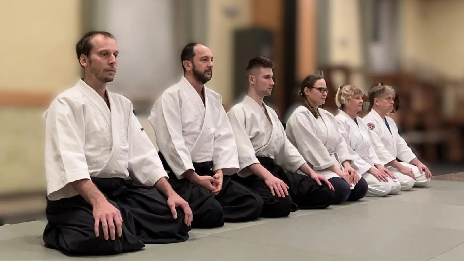 Die Aikido-Gruppe in Kemnath. Vorne von links nach rechts die Trainer Marcus Creutzburg (3. Dan), Valerii Carlov (1. Dan) und Nikolai König (1. Dan) (Bild: Valerii Carlov)