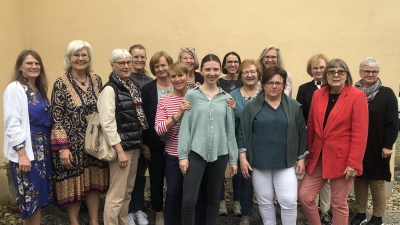 Die 14 neuen Hospizbegleiterinnen. (Bild: Sybille Huber)