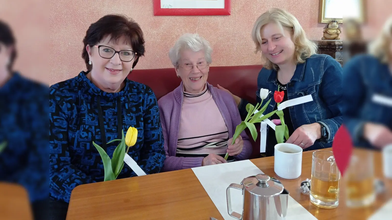 Valentinskaffee mit bunten Tulpengruß im Haus Evergreen  (Bild: Elisabeth Kraus)