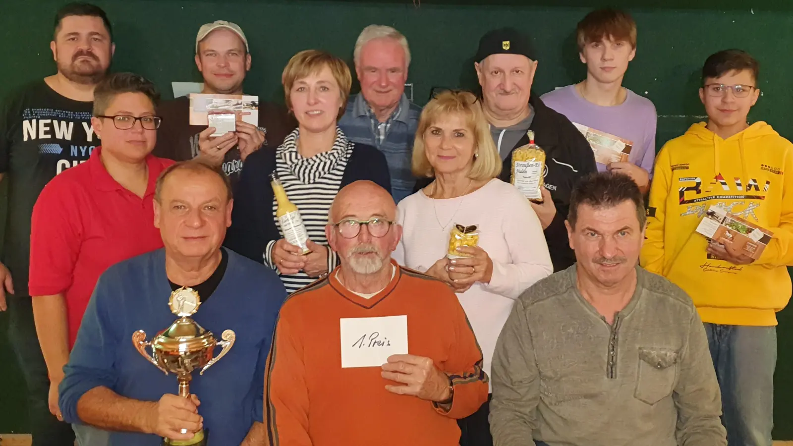 Die Gewinner des O&#39;Schnitt-Schießens (von links): Markus König, Sonja König, Manuel Bauer, Sabine Gruber, Karl Schedl, Edda Punzmann, Peter Kulikow, Oliver Schedl und Tobias König. Vorne sitzen von links nach rechts Günther Liebs, Karl Helgert und Rudi Kreuzer. (Bild: tok)