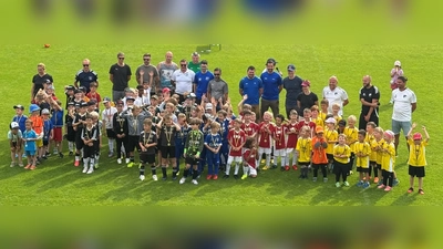 Bei den G-Junioren gewann das Finale der TSV St. Johannis Bayreuth (zweite Mannschaft von links). (Bild: SV Kulmain/exb)