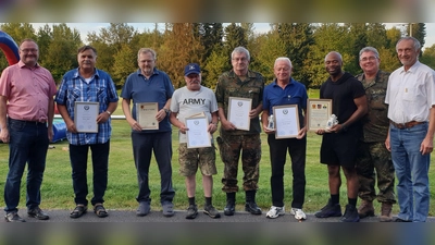 Die Ausgezeichneten mit Bürgermeister Uwe König (links) sowie Reservistenchef Oberstleutnant d.R. Norbert Bücherl und Kreisvorsitzender Oberst d.R. Bertram Gebhard (2. bzw. 1. von rechts). Die Geehrten (ab 2. von links): Johann Großer, Hermann Lühr, Heinz Schmidt, die beiden Ehrenmitglieder Wolfgang Rauscher und Helmut Strempel, sowie Major Albert Farley von der 18. CSSB.  (Bild: Norbert Bücherl)