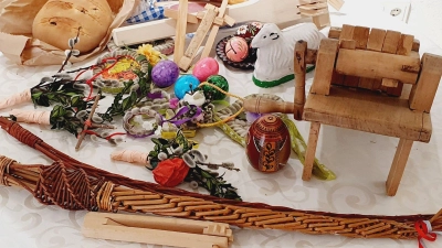 Viele verschiedene Osterbräuche wurden den Grundschulklassen vorgestellt. (Bild: Stadt Tirschenreuth/exb)