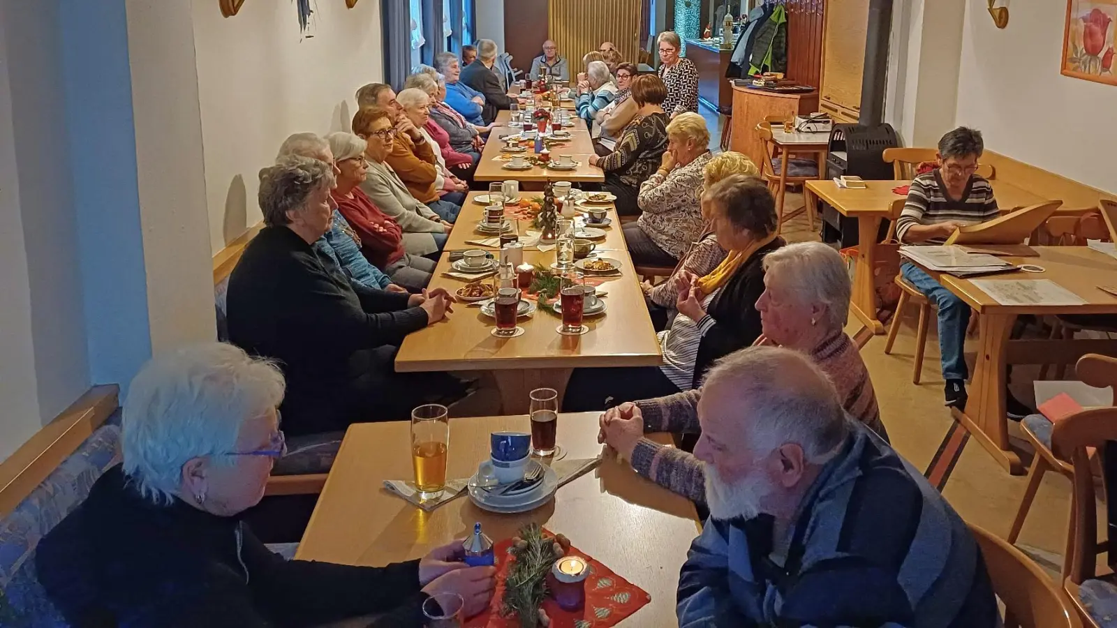 Fast voll besetzt war das Gasthaus Saller beim Seniorennachmittag der AsF in Schnaittenbach. (Bild: Uwe Bergmann)