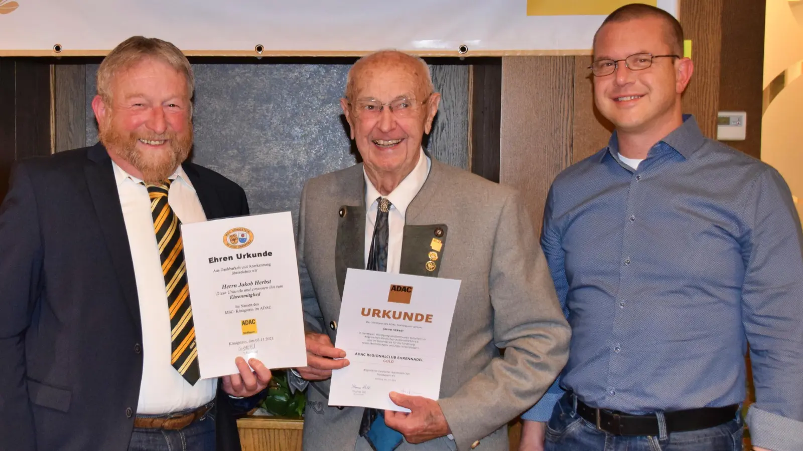 Vorsitzender Wolfgang Strobel (links) und Bürgermeister Jörk Kaduk (rechts) ernannten Jakob Herbst (Mitte) zum Ehrenmitglied des Motorsportclubs Königstein im ADAC.  (Bild: wku)