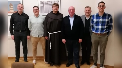 Das Konsilium gratuliert dem Präfekten zum Amtsjubiläum (von links) Assistent Christoph Halmich, Schatzmeister Stefan Ströhl, Vizepräses Pater Seraphin Broniowski OFM, Präfekt Michael Koller, Zentralpräses Markus Brunner und Schriftführer Oliver Weiß. (Bild: Gerhard Meier)