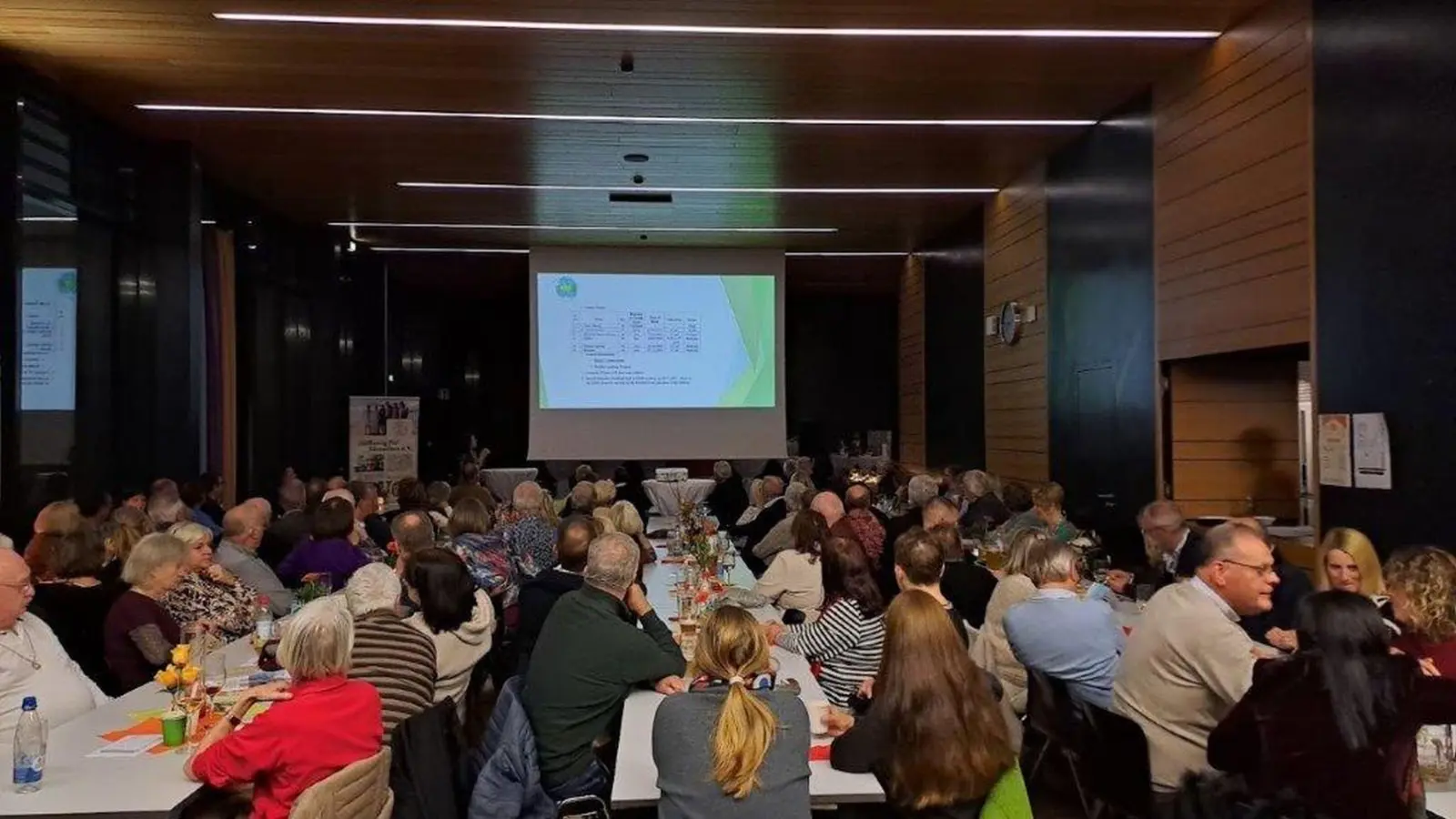 An die 100 Besucher kamen um Indischen Abend  (Bild: Sandra Bachmeier)