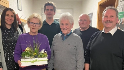 Ehrungen standen beim Obst- und Gartenbauverein an: (von links) Zweite Vorsitzende Liudmyla Erhardt, Annelinde Hautmann, Vorsitzender Stefan Doleschal, Reinhard Bauer, Andreas Scherm und Bürgermeister Bernhard Schindler. (Bild: OGV Brand/exb)