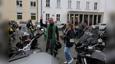 Stadtpfarrer Thomas Vogl wird auch in diesem Jahr nach dem Gottesdienst die anwesenden Motorräder segnen. (Bild: Konrad Rosner)