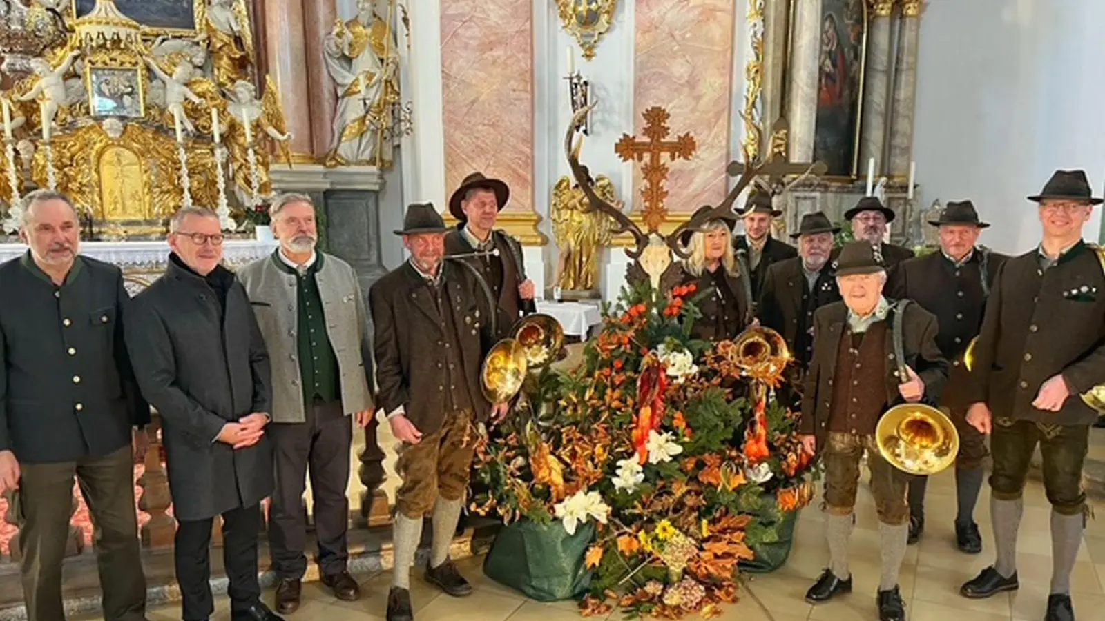 Von links: Hegegemeinschaftsvorsitzender Helmut Übelacker, Stadtpfarrer Dr. Thomas Vogel, 3. Vorsitzender der Kreisgruppe Tirschenreuth Norbert Helgert, Atschi Grüner, Stefan Standfest, Anita Standfest, Christian Übelacker, Achim Volmer, Norbert Fleißner, Hermann Nurtsch, Alfons Lang und Hornmeister Bernhard Stier. (Bild: Ferdinand Sperber)