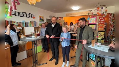 Feierliche Eröffnung der Vernissage durch (v.l.) Landrat Meier, Tochter Katharina und Bürgermeister Giering. (Bild: Peter Wasel)