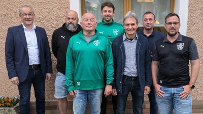 von links nach rechts: Bürgermeister Erwin Geitner, Markus Friedl, Abteilungsleiter und 3. Bürgermeister Gerhard Schnabel,<br>Pascal Hirteis, 2 Bürgermeister Josef Weinfurtner, Gesamtvorstand 1.FC Rieden Hans Fischer, Jugendleiter Steffen Genrich (Bild: Peter Gattaut )