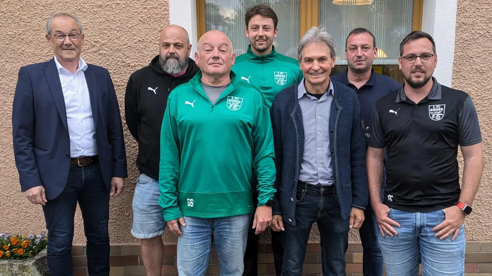 von links nach rechts: Bürgermeister Erwin Geitner, Markus Friedl, Abteilungsleiter und 3. Bürgermeister Gerhard Schnabel,<br>Pascal Hirteis, 2 Bürgermeister Josef Weinfurtner, Gesamtvorstand 1.FC Rieden Hans Fischer, Jugendleiter Steffen Genrich (Bild: Peter Gattaut )